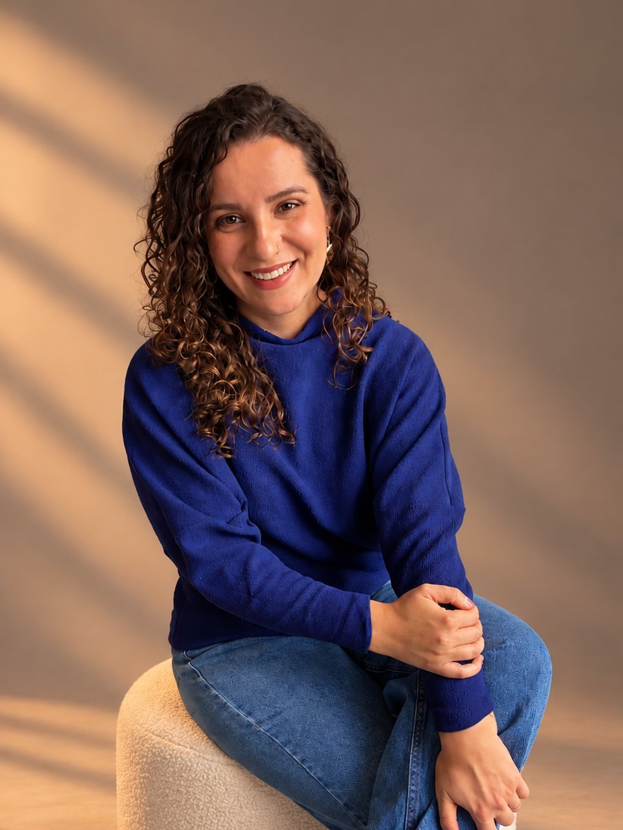 Retrato de Priscila Castro Alves, psicóloga clínica, no consultório